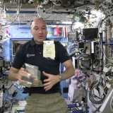 L'astronauta Luca Parmitano con il cibo preparato e impacchettato per lui dalla ditta barese Sudalimenta